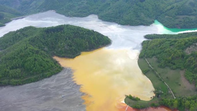 飞越一个充满采矿化学残留物的湖泊，金矿的氰化物污染。生态灾难，4k空中无人机视图