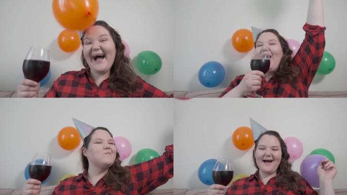 女孩在网上用一杯酒祝贺她的朋友生日。