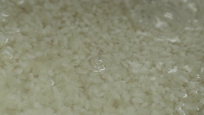 在水下堆放大米，用水装满碗