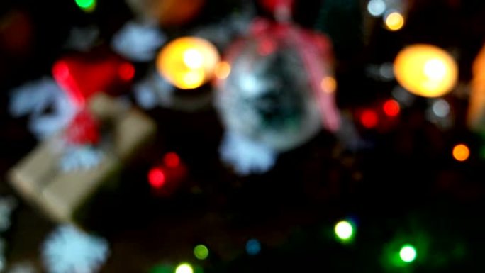 圣诞节和新年模糊的背景与礼物，灯泡，蜡烛和不同的装饰。