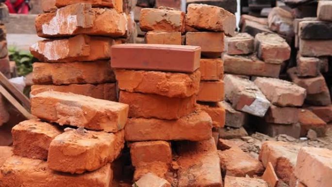 成堆的砖块，用于建造房屋的红砖。许多用过的墙砖铺在一堆上