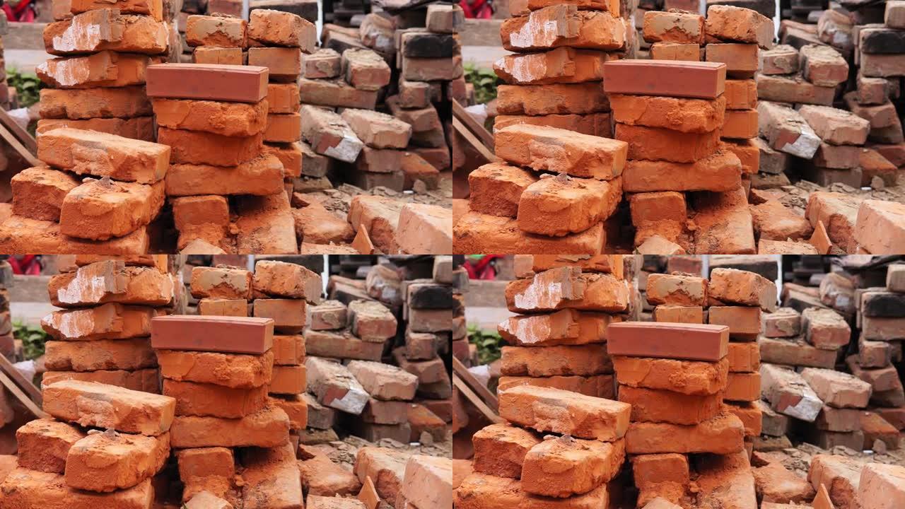 成堆的砖块，用于建造房屋的红砖。许多用过的墙砖铺在一堆上