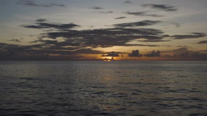 日落时分在加勒比海大特克上空低空飞行