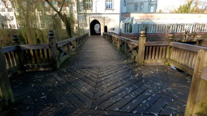 穿过木桥走到历史建筑的入口，POV