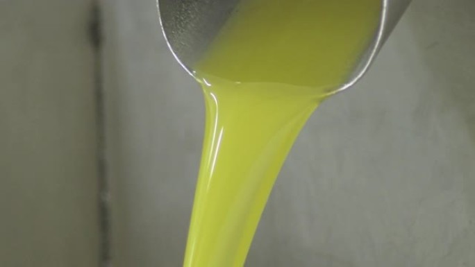 在油厂中掉落的特级初榨橄榄油流
