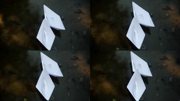 两艘纸船漂浮在水面上