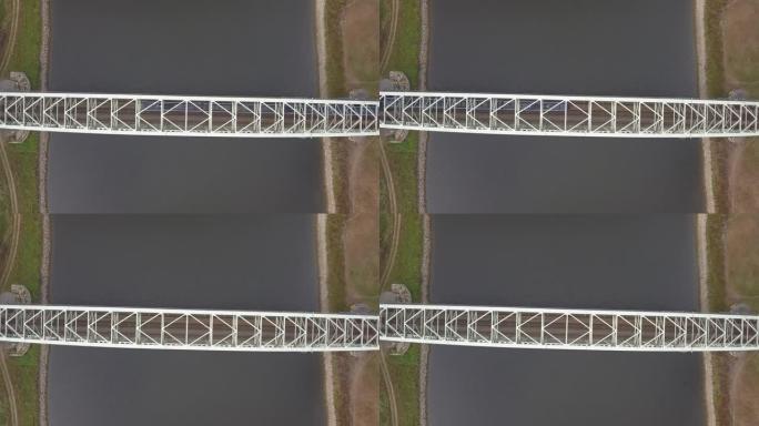 荷兰阿纳姆铁路桥在莱茵河上空的空中，俯视图