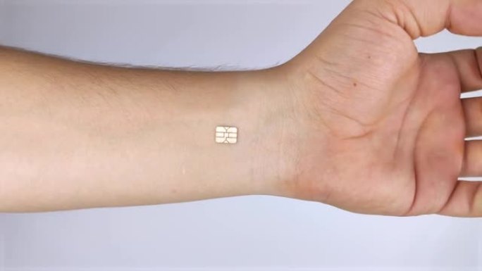 这个人用植入的芯片展示他的手。将电子技术植入人体的概念。控制论与纳米未来