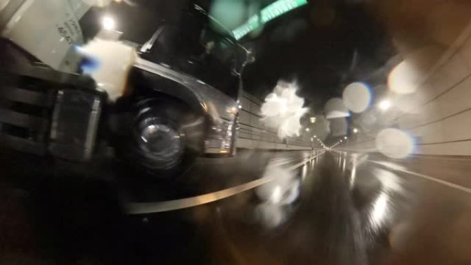 雨天开车。开车穿过隧道。镜头上的雨滴。