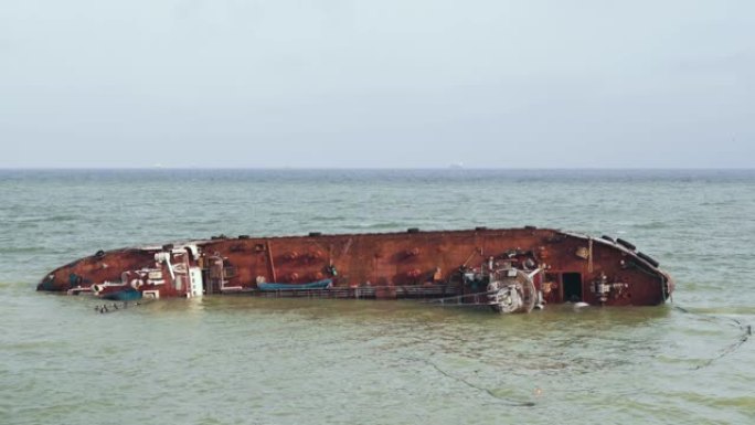 油轮在黑海沿岸坠毁。乌克兰敖德萨海滩上的生态灾难。船搁浅了