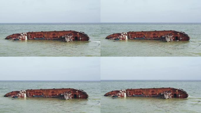 油轮在黑海沿岸坠毁。乌克兰敖德萨海滩上的生态灾难。船搁浅了