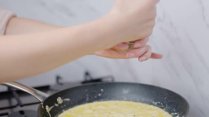 在4K的煎锅中，将黑胡椒加入奶油酱中。