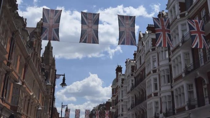 英国国旗悬挂在伦敦的街道上。
