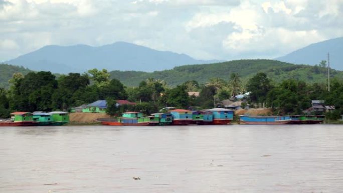 老挝货船停泊在泰国蒋肖恩对面的湄公河上