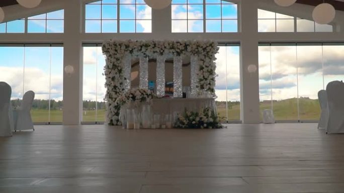 宽敞的大厅配有婚礼庆典装饰桌