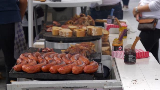 阿姆斯特丹市中心街头食品市场猪肉香肠和面包慢动作全景4k荷兰