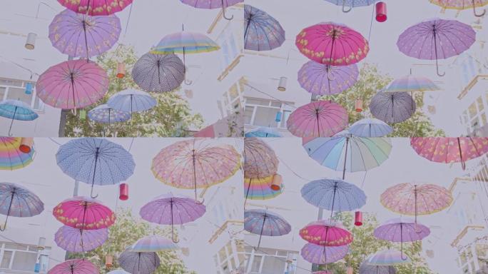 街上和咖啡里的雨伞