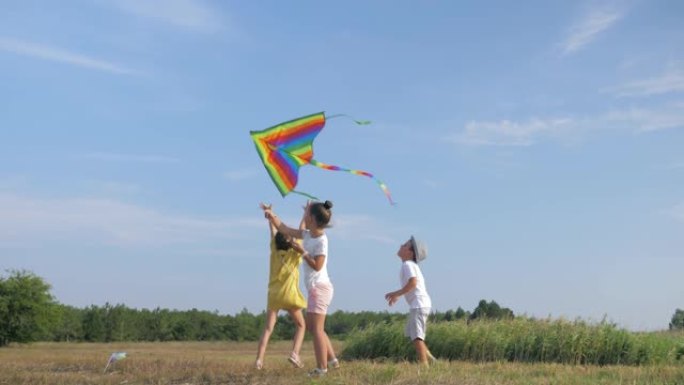 儿童游戏，小朋友们在夏天玩得开心，暑假在森林里玩风筝，在蓝天下
