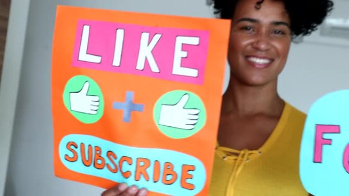 非裔美国女性视频博客要求观众喜欢、订阅和关注媒体频道