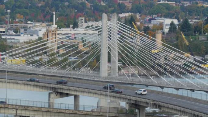 俄勒冈州波特兰市Tilikum过桥的宽镜头，前景是高速公路上的交通