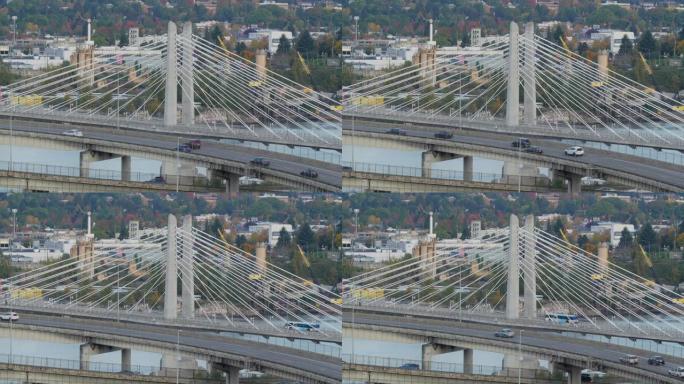 俄勒冈州波特兰市Tilikum过桥的宽镜头，前景是高速公路上的交通