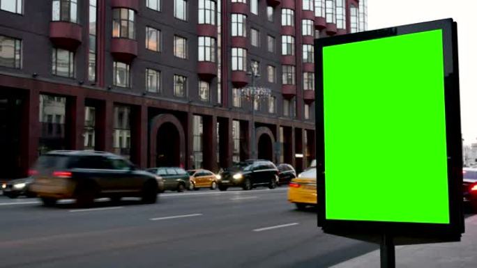 市街。日。带有绿色大屏幕的陈列柜。汽车来了。