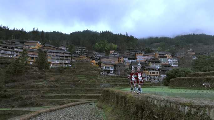 清晨侗族女孩走在梯田上