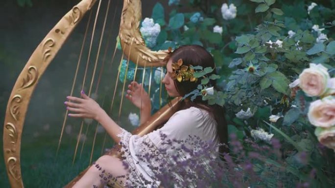 精灵女孩演奏金色老竖琴。春天开花花园里的公主。