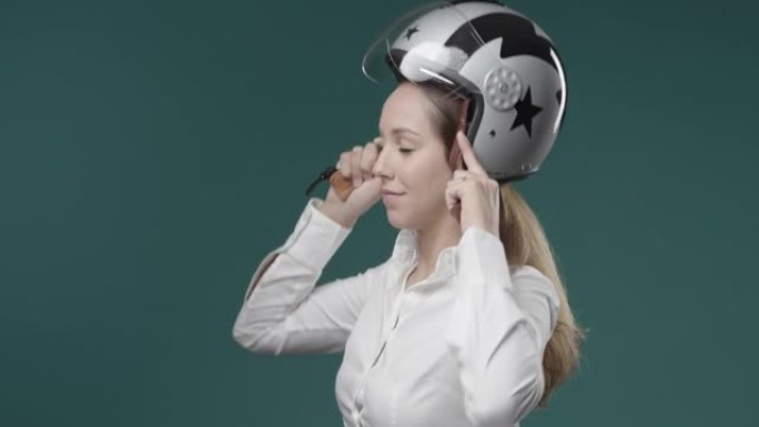 戴摩托车防护头盔的女人