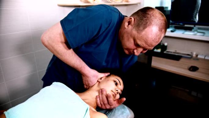 脊椎按摩疗法 -- 医生专家给一名女性患者进行温和的颈部按摩 -- 将颈部弯曲到两侧