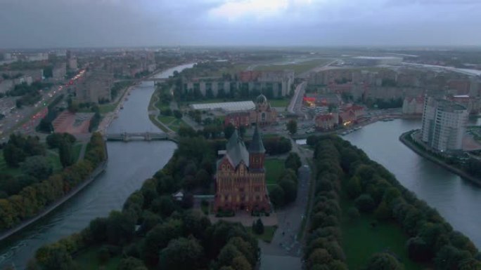 无人机清晨飞向俄罗斯柯尼斯堡大教堂