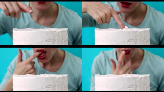 女人用手指在蛋糕上舔奶油