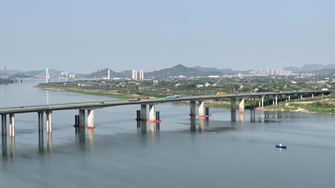 航拍湘江大桥物流运输车辆