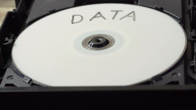 将标有 “数据” 的磁盘加载到CD rom中，展开