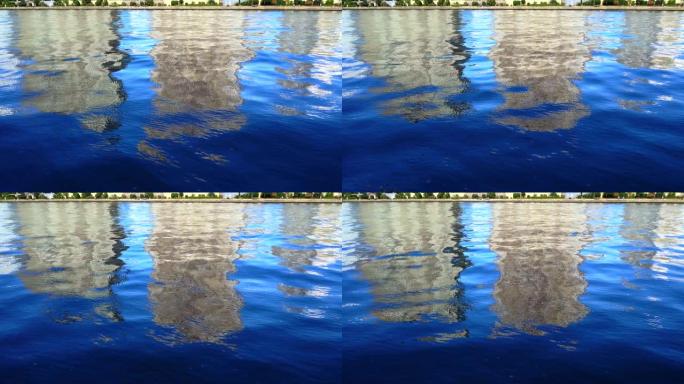 隅田川水中的波纹倒影