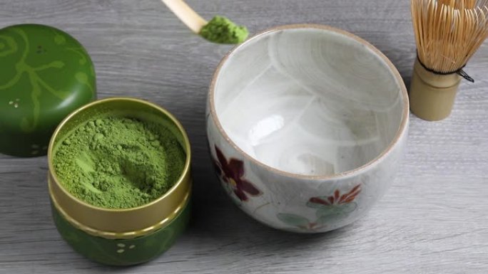 用传统的竹勺舀绿色抹茶