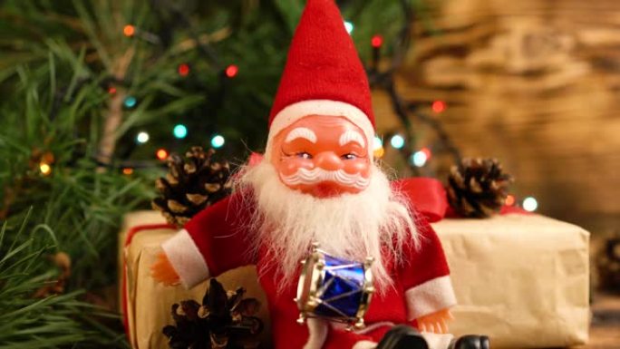 长着白色大胡子的毛绒红色圣诞老人，坐在背景的木制背景上，模糊的花环