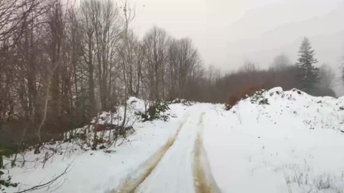 四轮驱动在雪道上行驶。