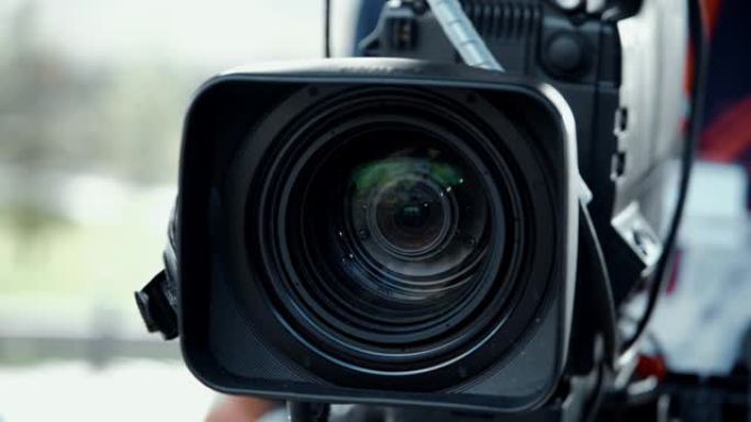 摄影师在电视广播中放大并聚焦相机。影视产业