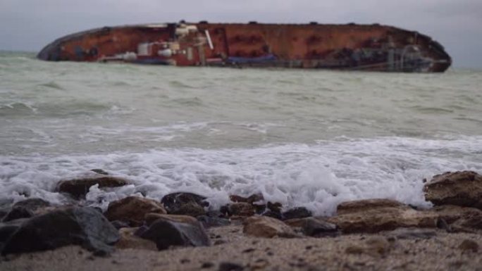 油轮在黑海沿岸坠毁。乌克兰敖德萨海滩上的生态灾难。船搁浅了