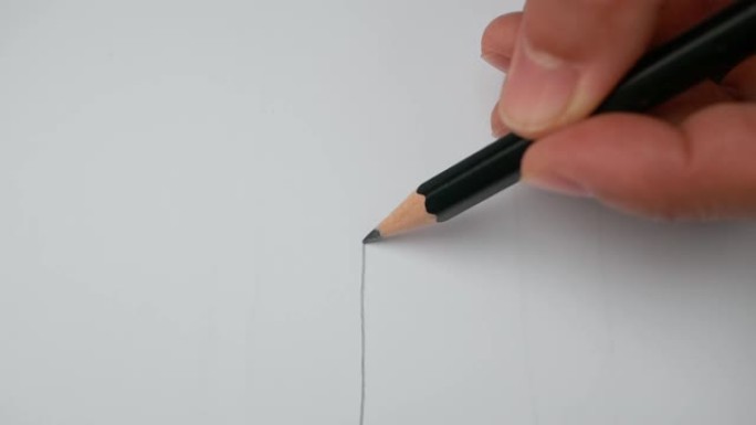 艺术家用黑色铅笔在纸上画一条平线。