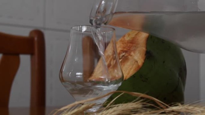 椰子水有益于你的健康。