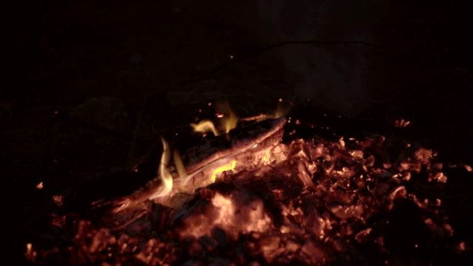 燃烧后的篝火用灰烬和木头的火烟