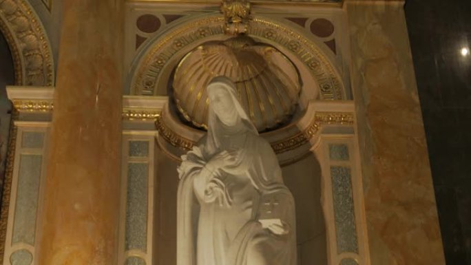 寺庙中的天主教圣人雕像