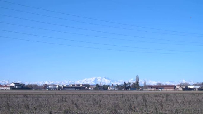 冬季，维杰瓦诺 (Vigevano) 镇和阿尔卑斯山与蒙特罗莎 (Monte Rosa) 的背景下的