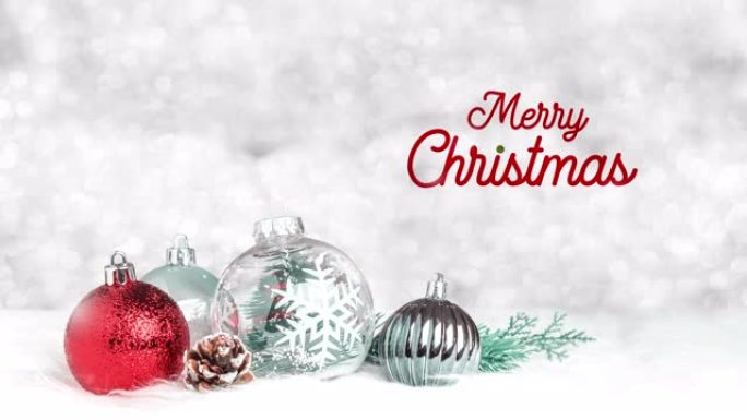 圣诞快乐和新年快乐文本漂浮在白色皮毛上的装饰球上，银色散景灯光背景，节日贺卡。