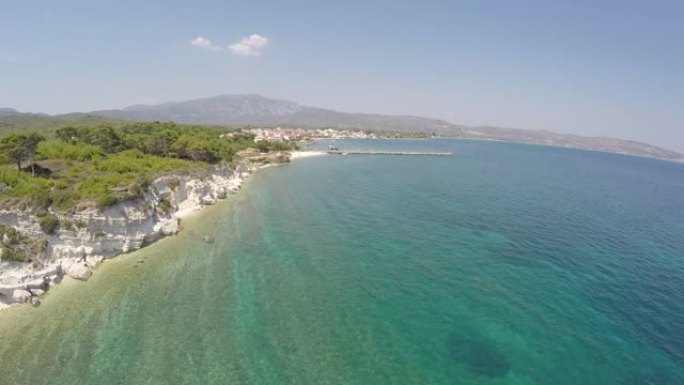 希腊萨摩斯岛Ireo村的远景鸟瞰图