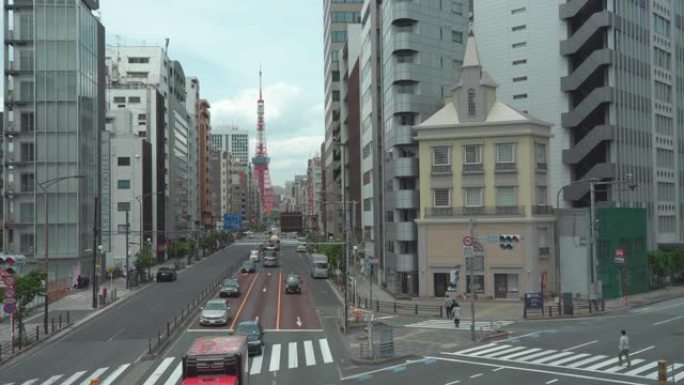 往日本东京东京塔方向路口的人和交通车