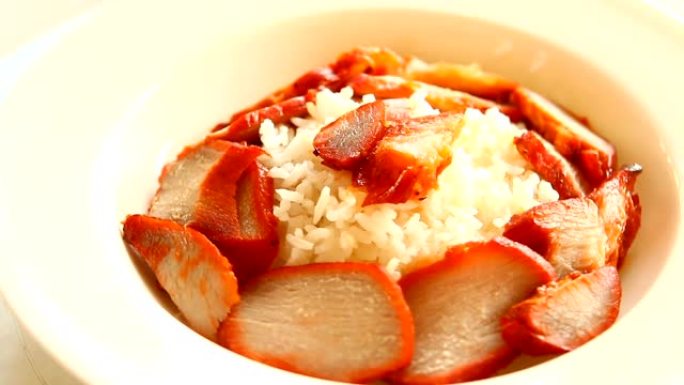 烤红猪肉和米饭放在盘子里