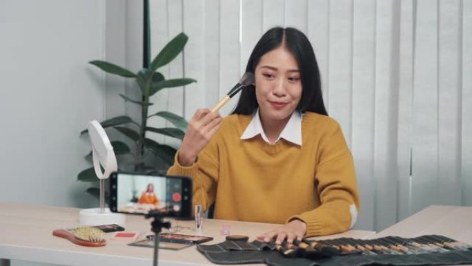亚洲女性在手机vlog上介绍化妆品